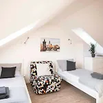 150m² 4br Duplex Near Metro & Center Daire Prag