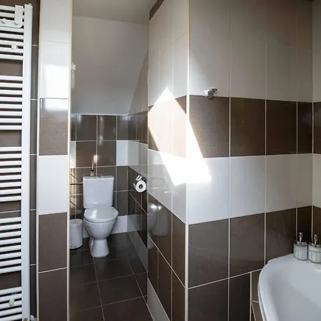 Lägenhet 150m² 4br Duplex Near Metro & Center Prag