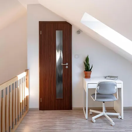 150m² 4br Duplex Near Metro & Center Lägenhet Prag