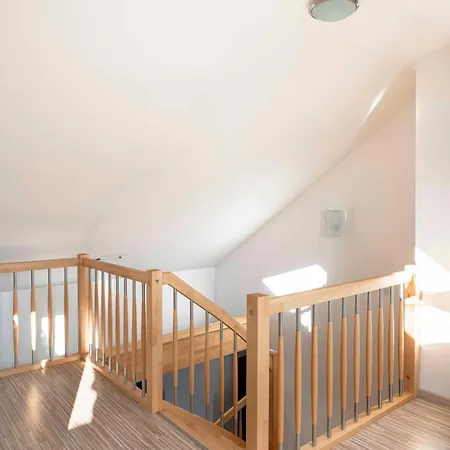 150m² 4br Duplex Near Metro & Center פראג