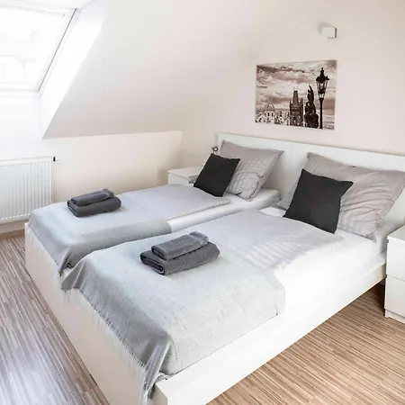 150m² 4br Duplex Near Metro & Center פראג